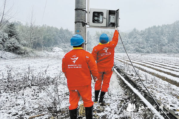 他們堅守在風雪中